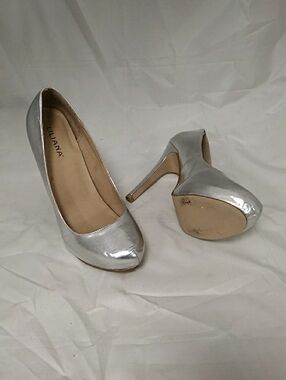 Liliana Cossie Shiny Silver Hidden Platform Pumps Size 8.5